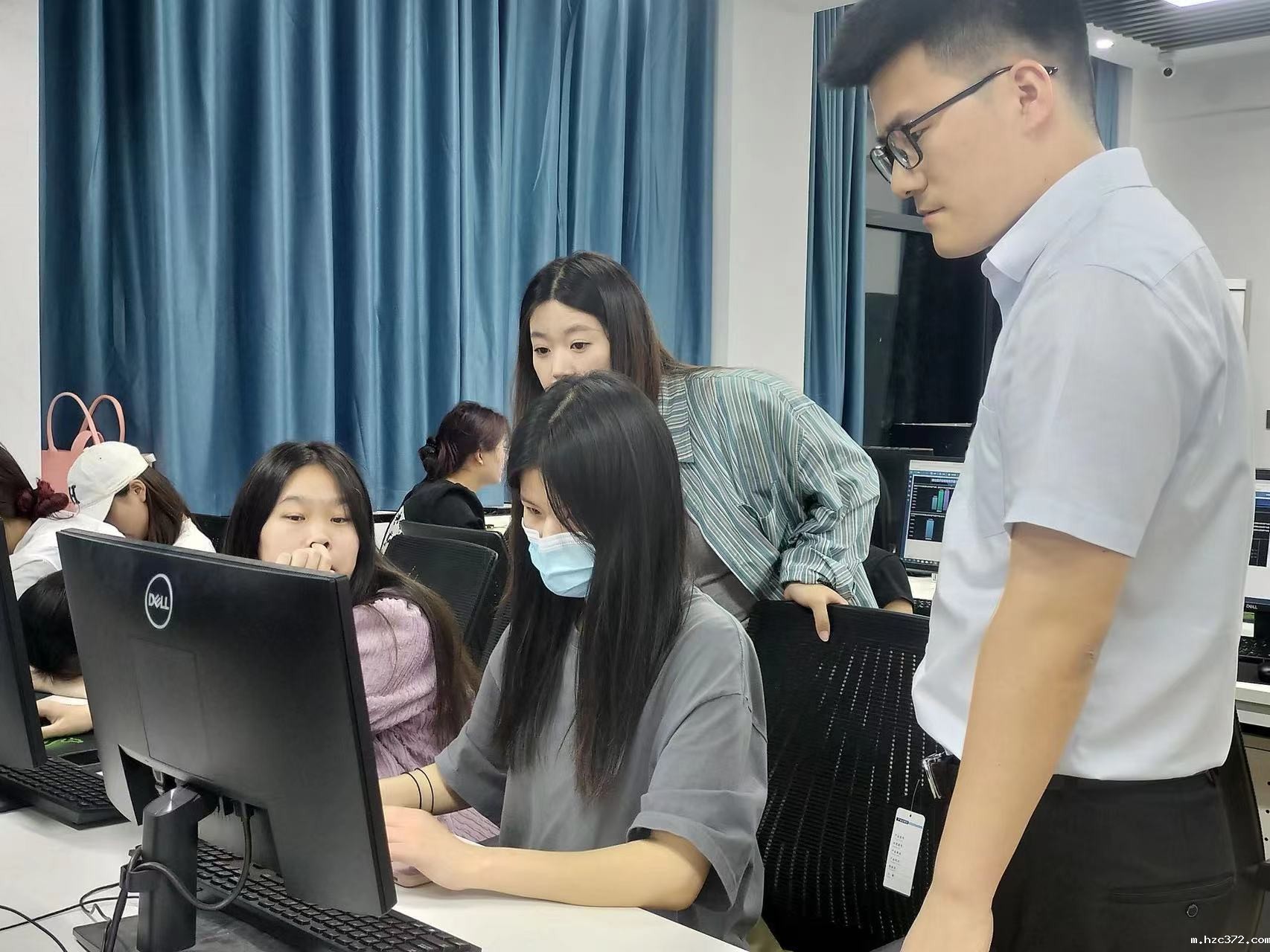 C:\Users\Administrator\Desktop\实训周图片及新闻\实训5.jpg