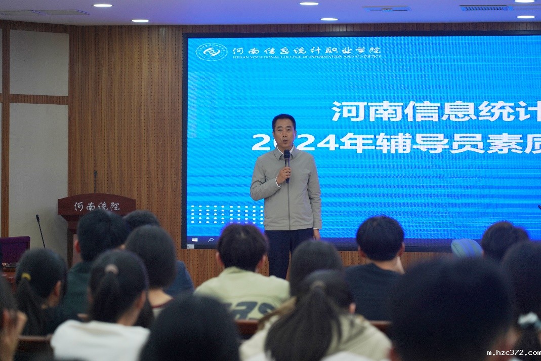 人们在看台上的人在电视前中度可信度描述已自动生成